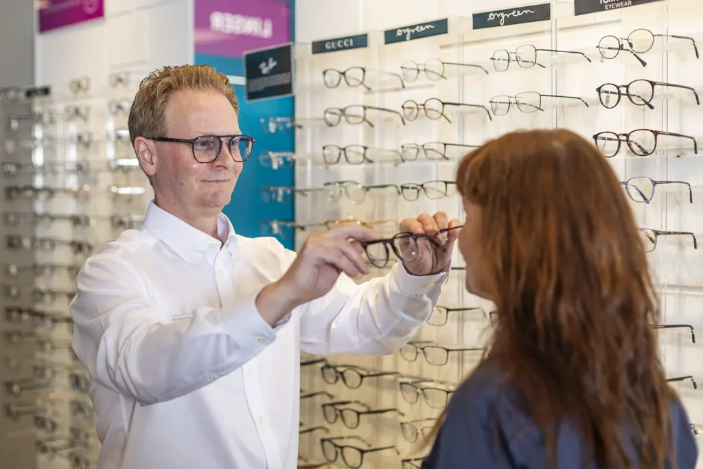 Daglig leder Bernt Magne Stornes prøver briller på Bente.